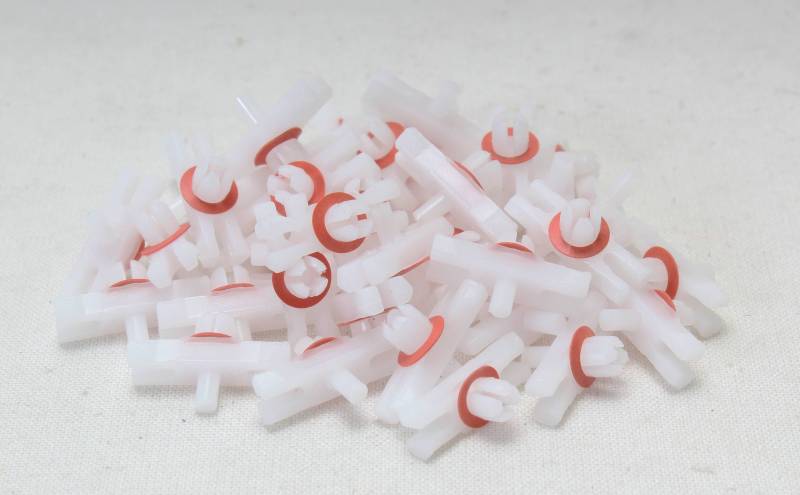 113-585C BODY MOLDING CLIPS, WHITE WITH RED SEAL, SET OF 42